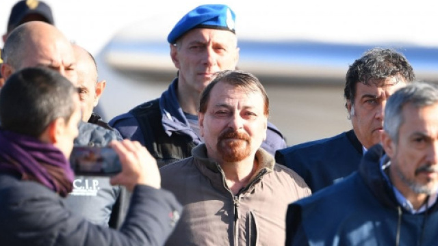 Cesare Battisti, lo sbarco a Ciampino. Salvini e Bonafede a bordo ... - notiziedi.it