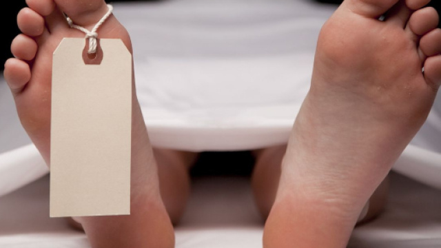 Donna creduta morta viene portata in una cella frigorifero dell'obitorio, ma si risveglia e muore per ipotermia.