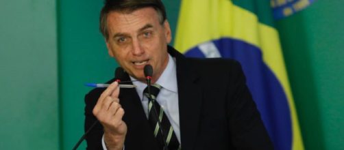 Bolsonaro usa met&aacute;fora ao assinar decreto de armas - Foto: IGO ESTRELA/METR&Oacute;POLES