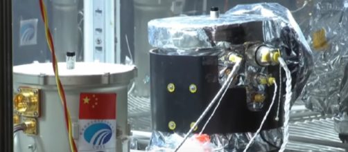 Chang&rsquo;e-4 conducts experiment with the first cotton sprout on the far side of the Moon. [Image source/SciNews YouTube video]