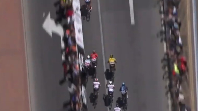 Elia Viviani trova il varco per sprintare e vincere la prima tappa del Tour Down Under