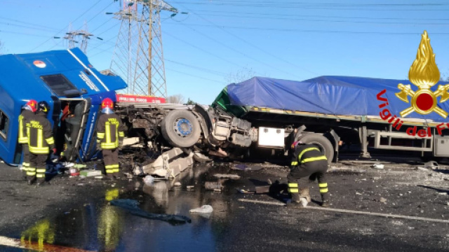 Grave incidente stradale: muoiono tre persone, altre sei ferite. (Foto di repertorio)