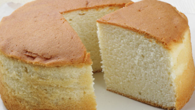 Le fasi di preparazione della torta all'acqua.