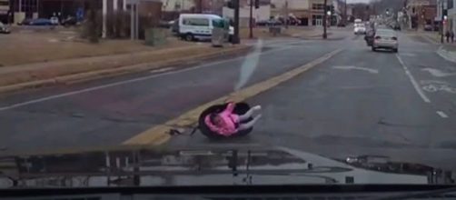 A cadeira &eacute; projetada pra fora do carro. (Reprodu&ccedil;&atilde;o/Washington Post)