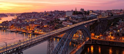 Ic&ocirc;nica ponte D. Luiz I, a mais famosa da cidade do Porto. (Fonte da imagem: ihg.com)