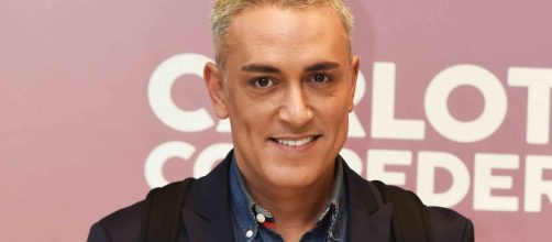 Kiko Hernandez posando en un evento - okdiario.com