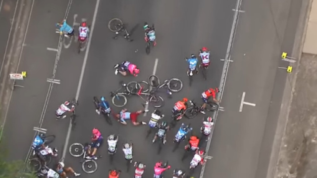 La caduta che ha segnato il finale della seconda tappa del Tour Down Under