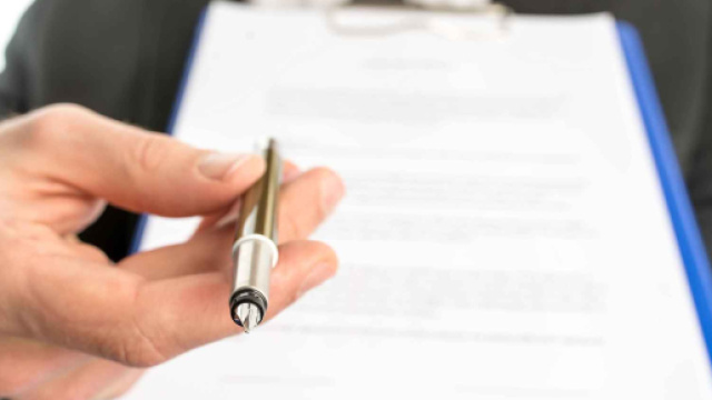 Senigallia, ottiene il contratto indeterminato a 56 anni, l'amica la abbraccia e gli rompe una costola