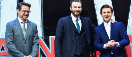 Chris Evans y Tom Holland en la presentaci&oacute;n de 'The Devil All The Time' Will ... - bustle.com