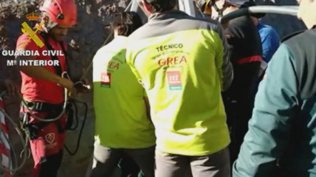 Bambino nel pozzo da cinque giorni: fallito un tentativo di scavare un tunnel ma c'&egrave; chi spera possa essere ancora vivo.