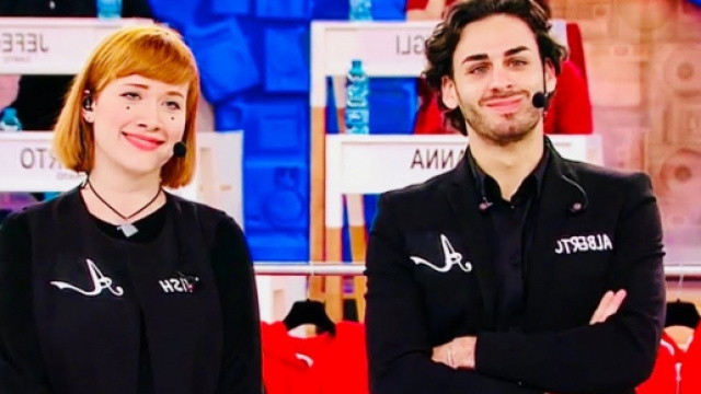 Gossip Amici 18: Tish si avvicina ad Alvis e ad Alberto intima: 'Non mi devi toccare'.