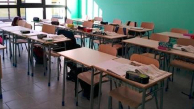 Il figlio prende un brutto voto, il padre irrompe a scuola e interroga gli altri alunni - Il Mattino