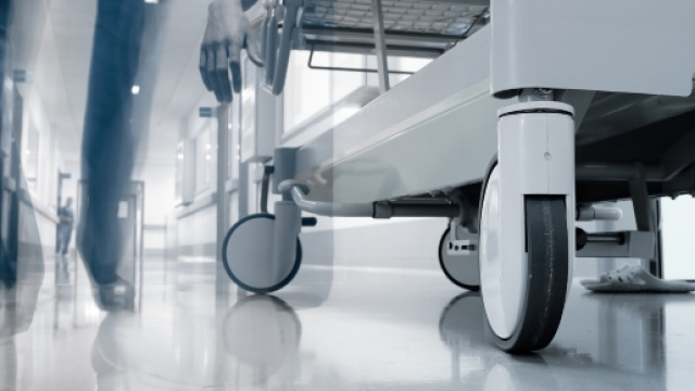 India, salva una neonata dal soffocamento, medico muore di infarto poco dopo