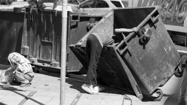 Lele Mora si &egrave; recato in un campo nomadi