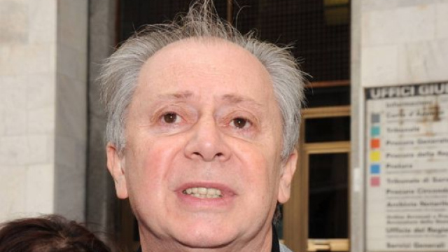 Milano, Lele Mora rapinato in un campo rom