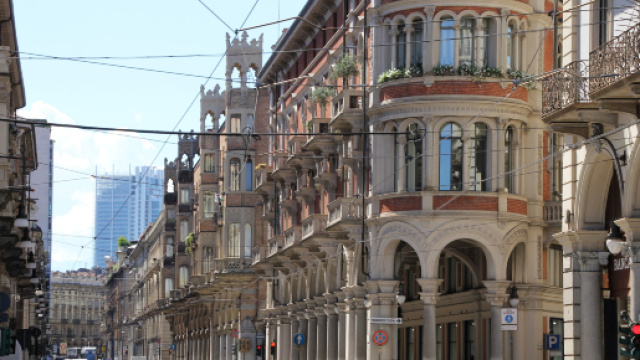 Torino, richiedente asilo tenta di uccidere a colpi d'accetta un uomo: aggressore fuggito