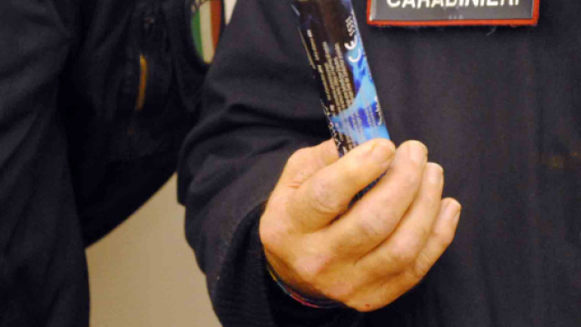 Un carabiniere &egrave; stato arrestato per aver gravemente ferito a Capodanno una donna lanciando un ordigno rudimentale..
