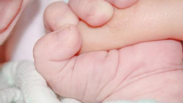 Un medico indiano salva una neonata e subito dopo muore d'infarto