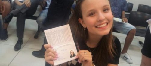 Larissa exibe primeira carteira de trabalho. (Foto/Reprodu&ccedil;&atilde;o)