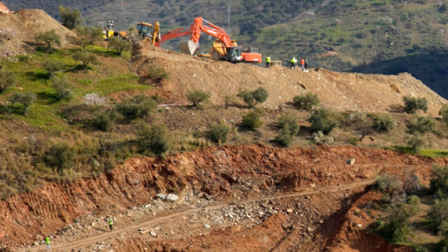Bimbo caduto nel pozzo,: una collina &egrave; stata sbancata per fare l'ultimo tentativo di salvarlo scavando due tunnel verticali.