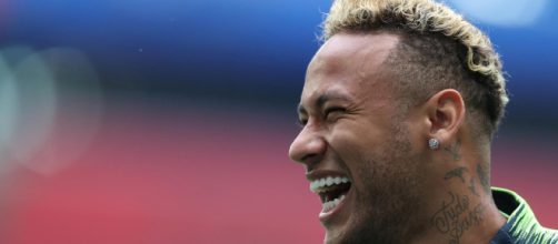 Neymar foi clicado em foto com v&aacute;rias mulheres (Reprodu&ccedil;&atilde;o Barcelona FC)