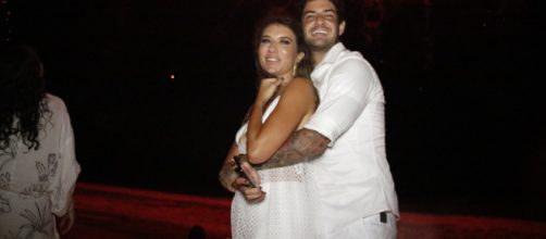 Rebeca Abravanel e Alexandre Pato abra&ccedil;ados durante queima de fogos. (Divulga&ccedil;&atilde;o)