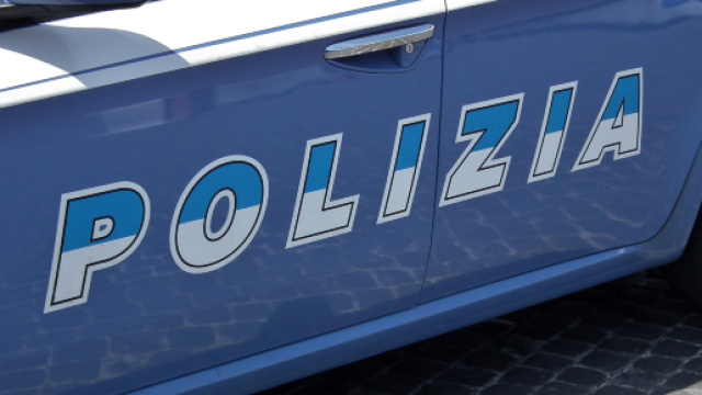 Napoli, la compagna vuole lasciarlo e lui le mette il guinzaglio al collo: arrestato