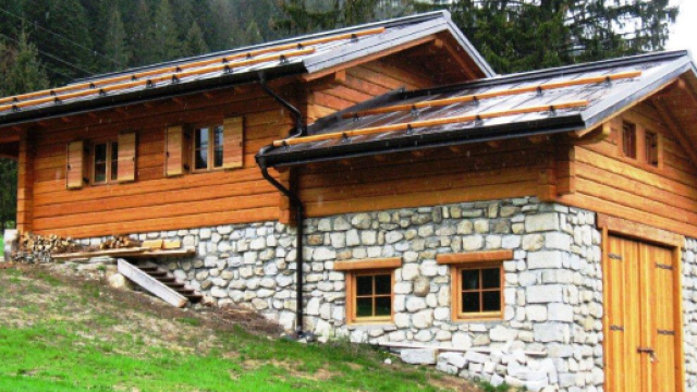 Tragedia in una baita di montagna in provincia di Sondrio: per le esalazioni di monossido di carbonio muore un ragazzo, grave la fidanzata.