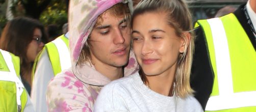 Hailey Baldwin Bieber &eacute; filha de uma designer brasileira - Google Images API