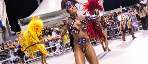 Sabrina Sato desfila na Gavi&otilde;es sem costeiro de penas. &ndash; Tips Star ... - com.br