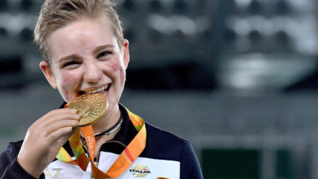 Ha perso gambe e braccia per un tumore inesistente, ora Bebe Vio la sta sostenendo