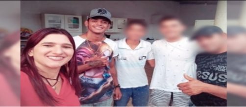 Vanuza Cunha Ferreira, de 36 anos, aparece ao lado de cantor (Foto: Arquivo Pessoal)