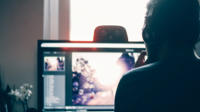 Bari, un'intera famiglia schiava del web