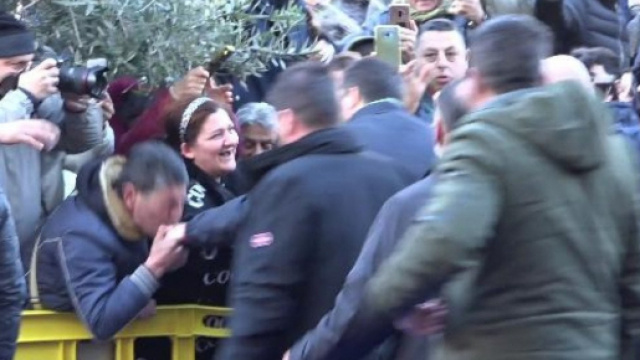 Dopo il baciamano di Afragola Roberto Saviano attacca Matteo Salvini