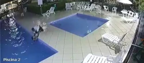 Imagem da c&acirc;mera de seguran&ccedil;a no momento em que o porteiro salva a crian&ccedil;a, via Portal G1