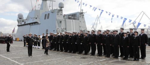 La ministra pasa revista a la tripulaci&oacute;n del Furor