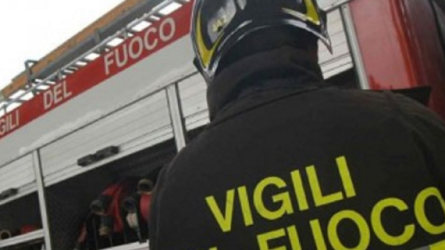 Brindisi, bus pieno di studenti va a fuoco all'improvviso: tutti salvi