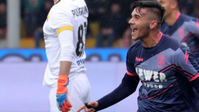 Il centrocampista del Crotone, Giovanni Crociata