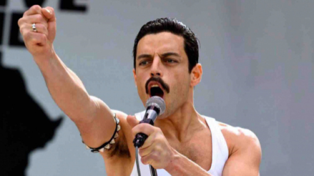 Rami Malek nei panni di Freddie Mercury