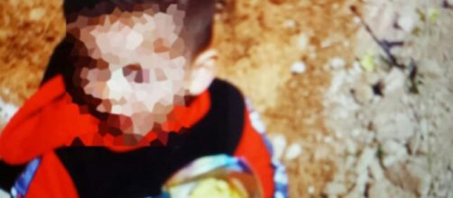 Julen sentado en una finca similar a la de Total&aacute;n.