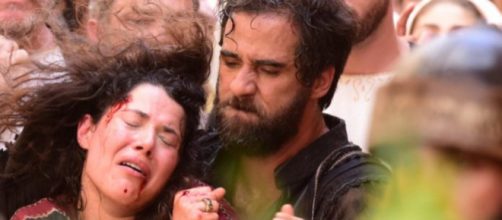 Sim&atilde;o Fariseu (Rafael Sard&atilde;o) arrasta Laila (Manuela do Monte) pelos cabelos (Foto: Blad Meneghel/ Record TV)