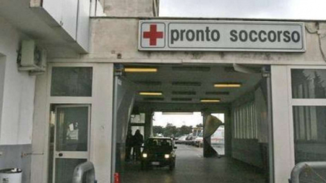 Gallarate, 30enne si uccide in ospedale: i suoi parenti devastano la struttura | repubblica.it