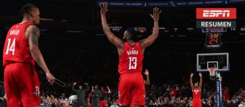 Harden levantando los brazos tras anotar una canasta