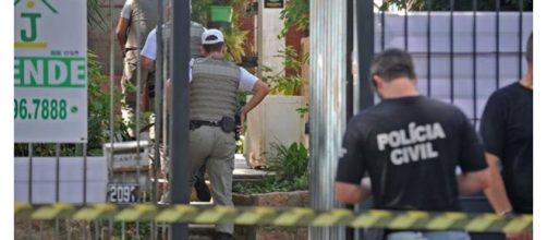 Policiais entraram dentro do im&oacute;vel e viram os corpos na cozinha (fotos: Alina Souza)