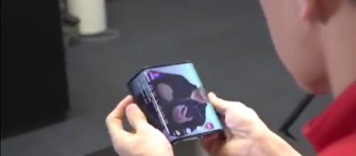 Xiaomi president Lin Bin demonstrates prototype 3-fold smartphone. / Image: Wang Xiang on Twitter (video screenshot)