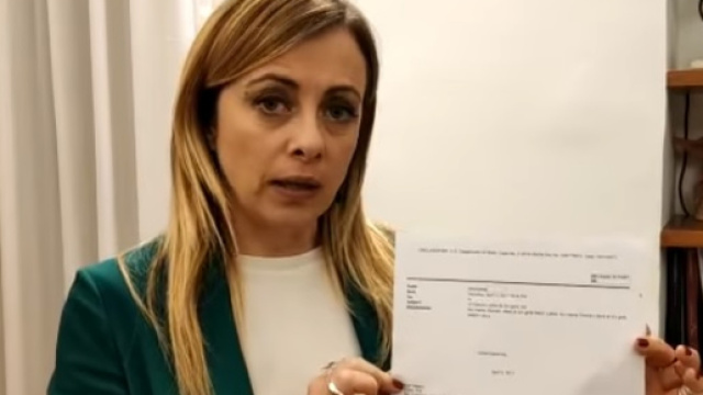 Giorgia Meloni mostra il documento americano.