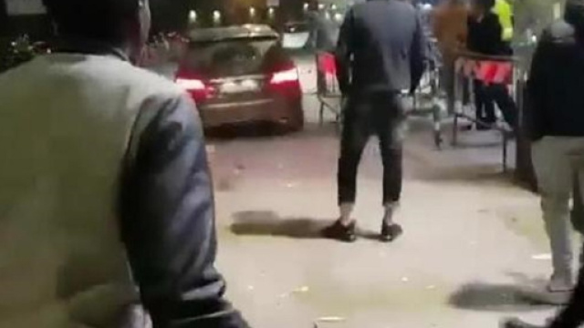 Roma: respinti all'ingresso del locale, prendono l'auto e investono i buttafuori