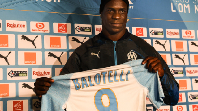 OM : Mario Balotelli pose officiellement avec le maillot de Marseille - rtl.fr