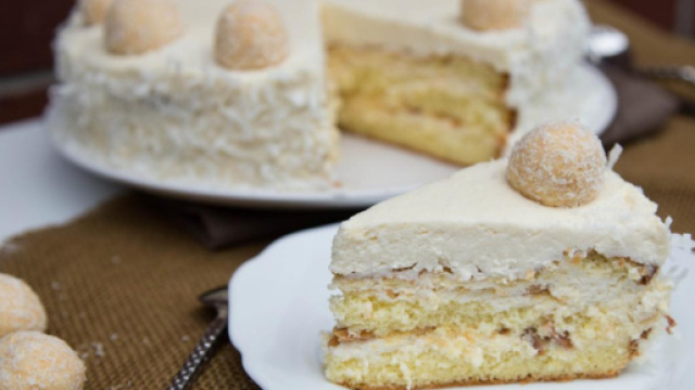 Ricetta Torta Raffaello al cocco.