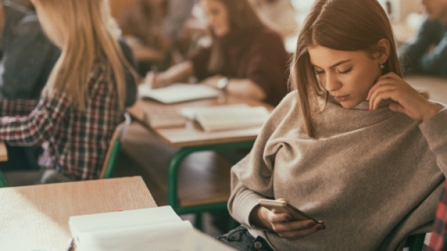 Ministro Bussetti: 'S&igrave; a cellulari in classe per uso didattico', il Codacons si oppone